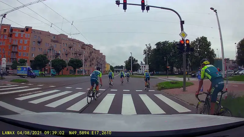 Il ciclista professionista a Olomouc ignora il semaforo rosso al semaforo